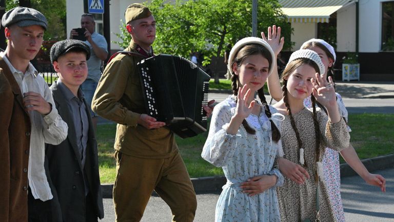 Участники военно-исторической реконструкции начала Великой Отечественной войны во время шествия в Бресте Участники военно-исторической реконструкции начала Великой Отечественной войны во время шествия в Бресте