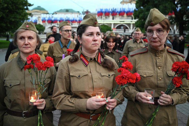 Акция Вахта памяти. Вечный огонь, приуроченная ко Дню памяти и скорби, в Александровском саду в Москве Акция Вахта памяти. Вечный огонь, приуроченная ко Дню памяти и скорби, в Александровском саду в Москве