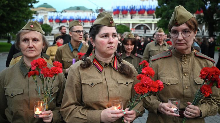 Акция Вахта памяти. Вечный огонь, приуроченная ко Дню памяти и скорби, в Александровском саду в Москве Акция Вахта памяти. Вечный огонь, приуроченная ко Дню памяти и скорби, в Александровском саду в Москве