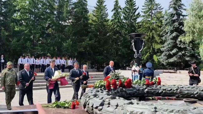 Возложение цветов к Вечному огню в Челябинске