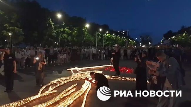 Родина-мать из свечей в центре Брянска