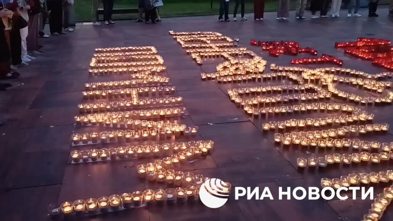 Образ партизана Лени Голикова выложили из свечей у Монумента Победы в Великом Новгороде Образ партизана Лени Голикова выложили из свечей у Монумента Победы в Великом Новгороде - РИА Новости, 1920, 22.06.2026