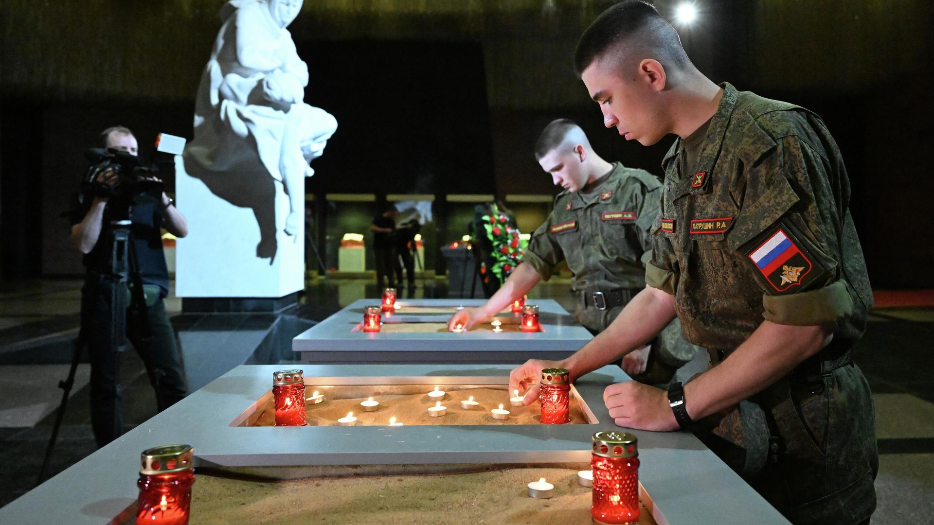 Участники акции Сад памяти зажигают свечи памяти в Зале Памяти и скорби в Музее Победы на Поклонной горе в Москве Участники акции Сад памяти зажигают свечи памяти в Зале Памяти и скорби в Музее Победы на Поклонной горе в Москве - РИА Новости, 1920, 22.06.2026