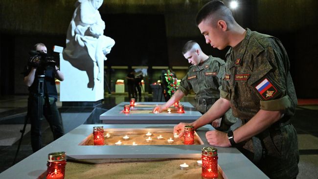 Участники акции Сад памяти зажигают свечи памяти в Зале Памяти и скорби в Музее Победы на Поклонной горе в Москве