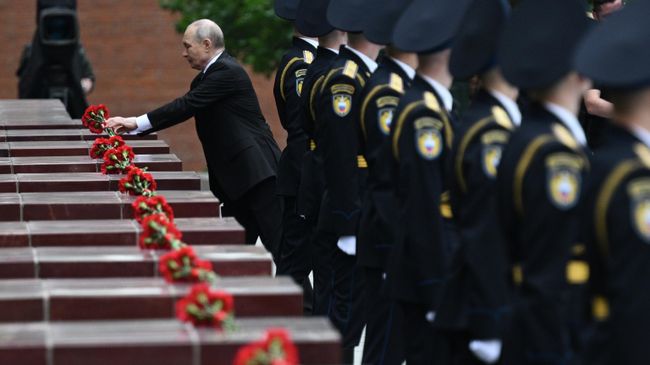 Владимир Путин возлагает цветы к тумбам городов-героев в Александровском саду в Москве на церемонии в День памяти и скорби