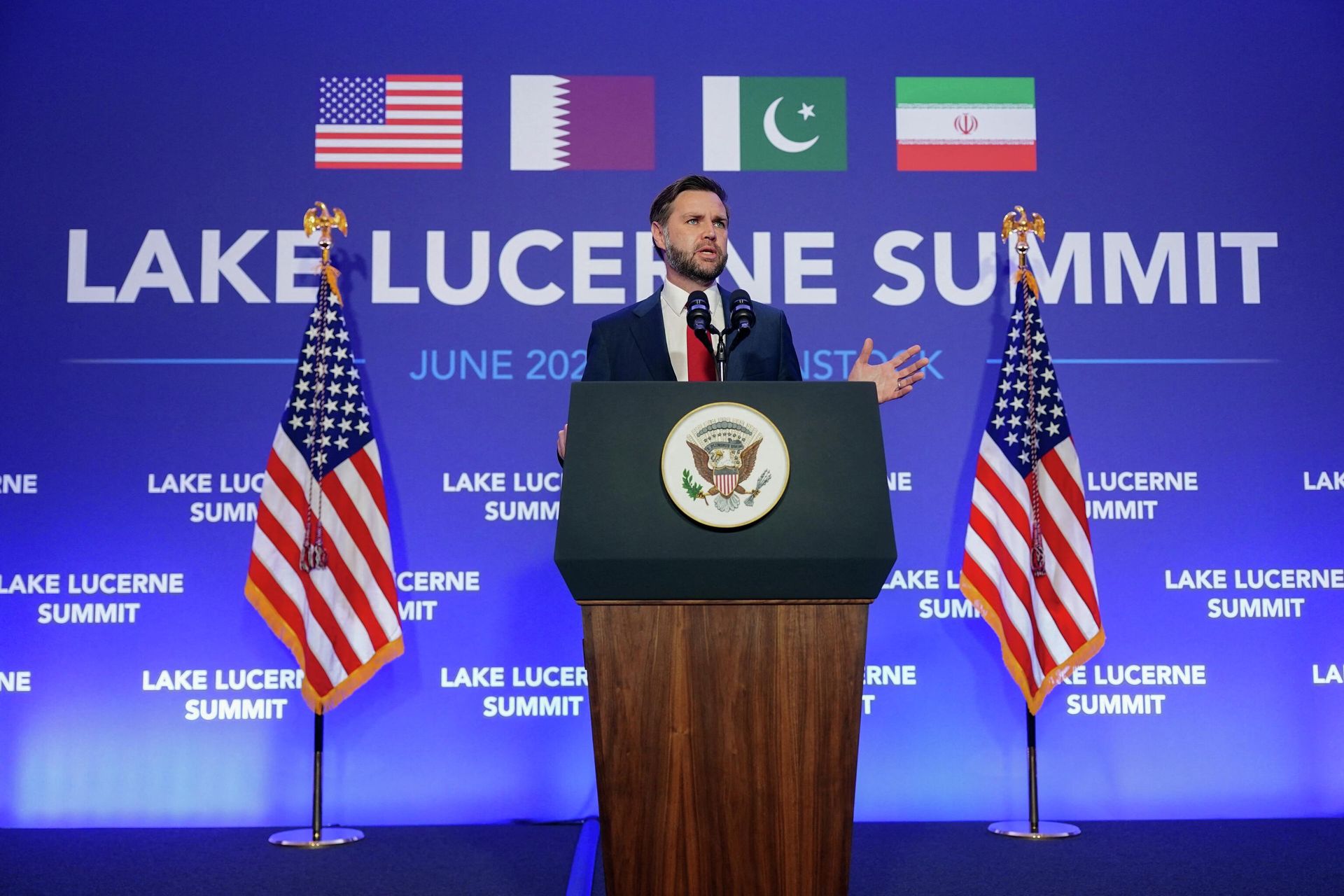 Вице-президент США Джей Ди Вэнс во время пресс-конференции по итогам переговоров с Ираном в Швейцарии Вице-президент США Джей Ди Вэнс во время пресс-конференции по итогам переговоров с Ираном в Швейцарии - РИА Новости, 1920, 02.07.2026