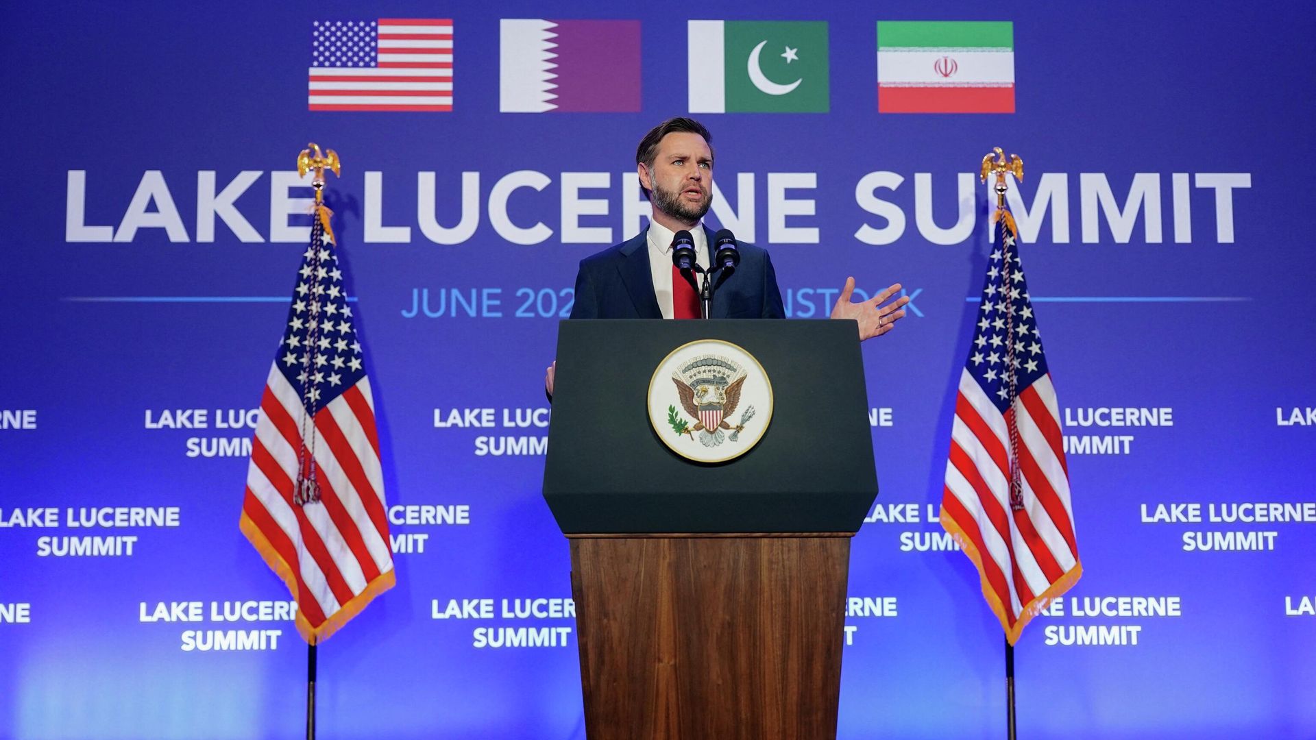 Вице-президент США Джей Ди Вэнс во время пресс-конференции по итогам переговоров с Ираном в Швейцарии - РИА Новости, 1920, 22.06.2026