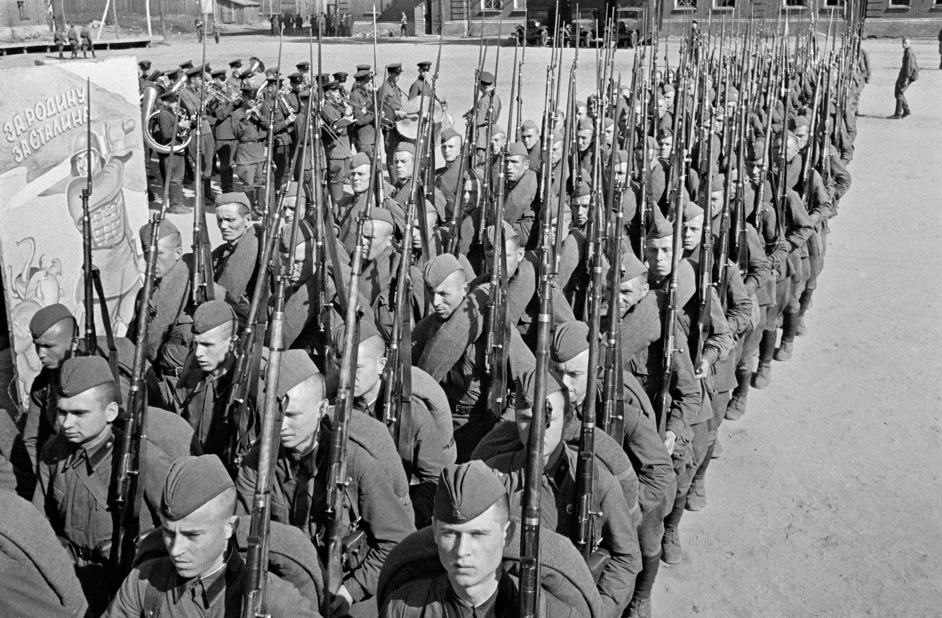 Колонны бойцов движутся на фронт, Москва, 23 июня 1941 года Колонны бойцов движутся на фронт, Москва, 23 июня 1941 года - РИА Новости, 1920, 22.06.2026