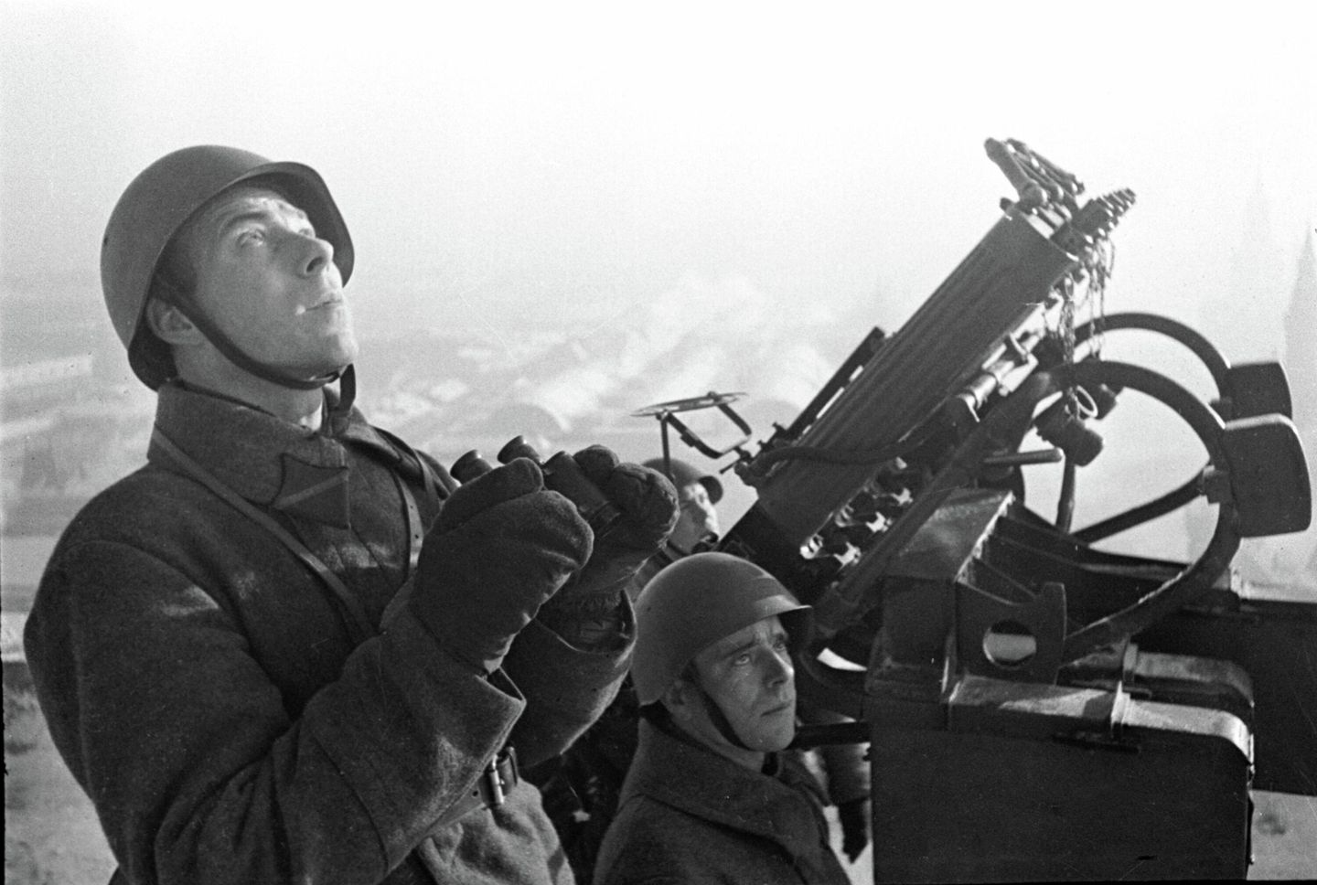 Великая Отечественная война 1941-1945 годов. Расчет счетверенной зенитной пулеметной установки противовоздушной обороны на страже московского неба Великая Отечественная война 1941-1945 годов. Расчет счетверенной зенитной пулеметной установки противовоздушной обороны на страже московского неба