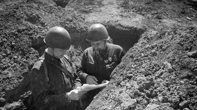 Командир 51-й армии Владимир Николаевич Львов и писатель, орденоносец, корреспондент газеты Красная Звезда Петр Андреевич Павленко в окопах