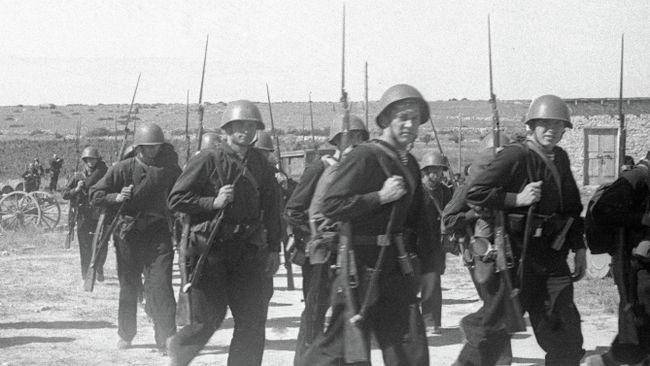 Великая Отечественная война 1941-1945 гг. Оборона Севастополя. Морские пехотинцы Черноморского флота идут на помощь защитникам Севастополя.