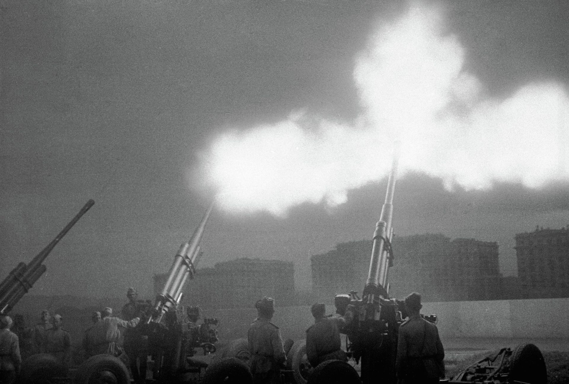 Победный салют прогремел в Москве в ноябре 1943 года, в нем было задействовано 324 артиллерийских орудия, из которых сделали 24 залпа Победный салют прогремел в Москве в ноябре 1943 года, в нем было задействовано 324 артиллерийских орудия, из которых сделали 24 залпа - РИА Новости, 1920, 22.06.2026