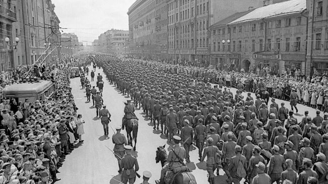 Марш пленных немцев в Москве 17 июля 1944 года (Парад побежденных), колоннами по Садовому кольцу и другим улицам столицы прошли около 57 тысяч немецких солдат и офицеров