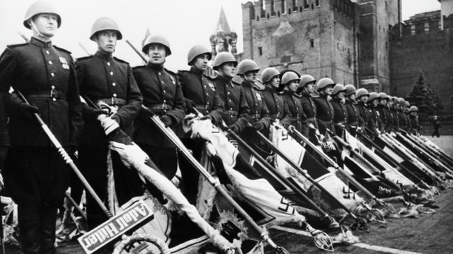 Парад Победы на Красной площади в Москве 24 июня 1945 года в ознаменование разгрома фашистской Германии во Второй мировой войне 1939-1945 годов