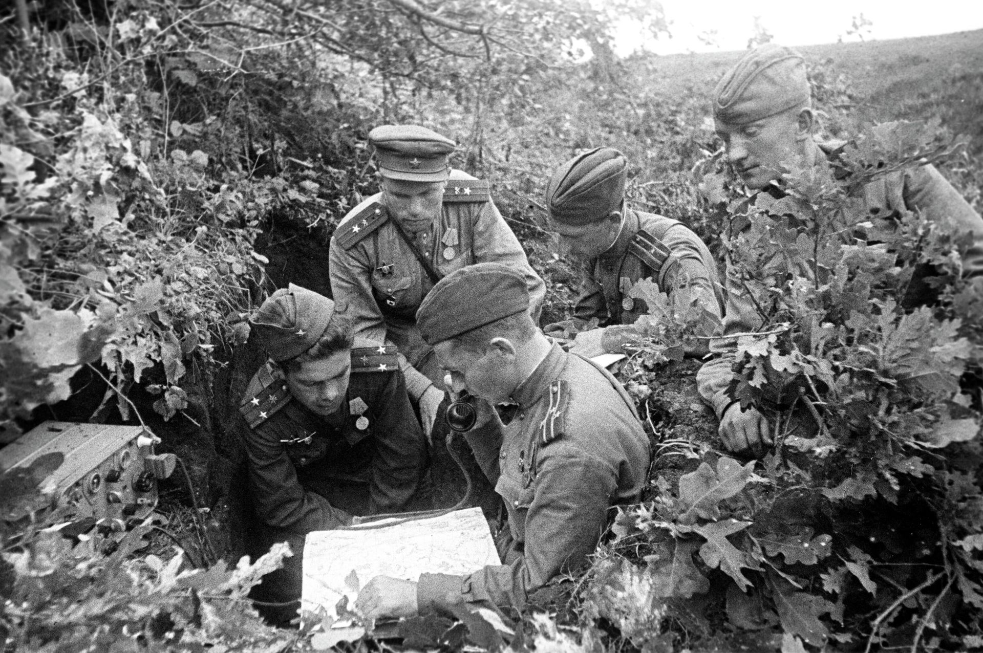 Великая Отечественная война 1941-1945 годов. Курская Дуга. Офицеры на командном пункте - РИА Новости, 1920, 22.06.2026