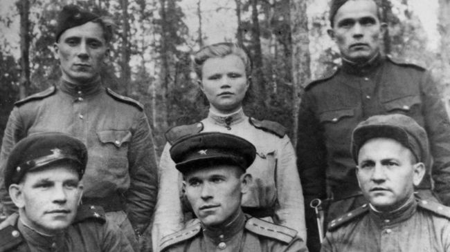 Майор инженерных войск Красной армии, будущий знаменитый гидростроитель Андрей Бочкин (крайний слева, передний план) с сослуживцами на Карельском фронте