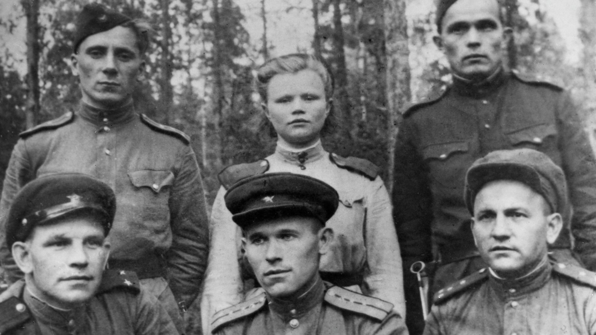 Майор инженерных войск Красной армии, будущий знаменитый гидростроитель Андрей Бочкин (крайний слева, передний план) с сослуживцами на Карельском фронте - РИА Новости, 1920, 24.06.2026
