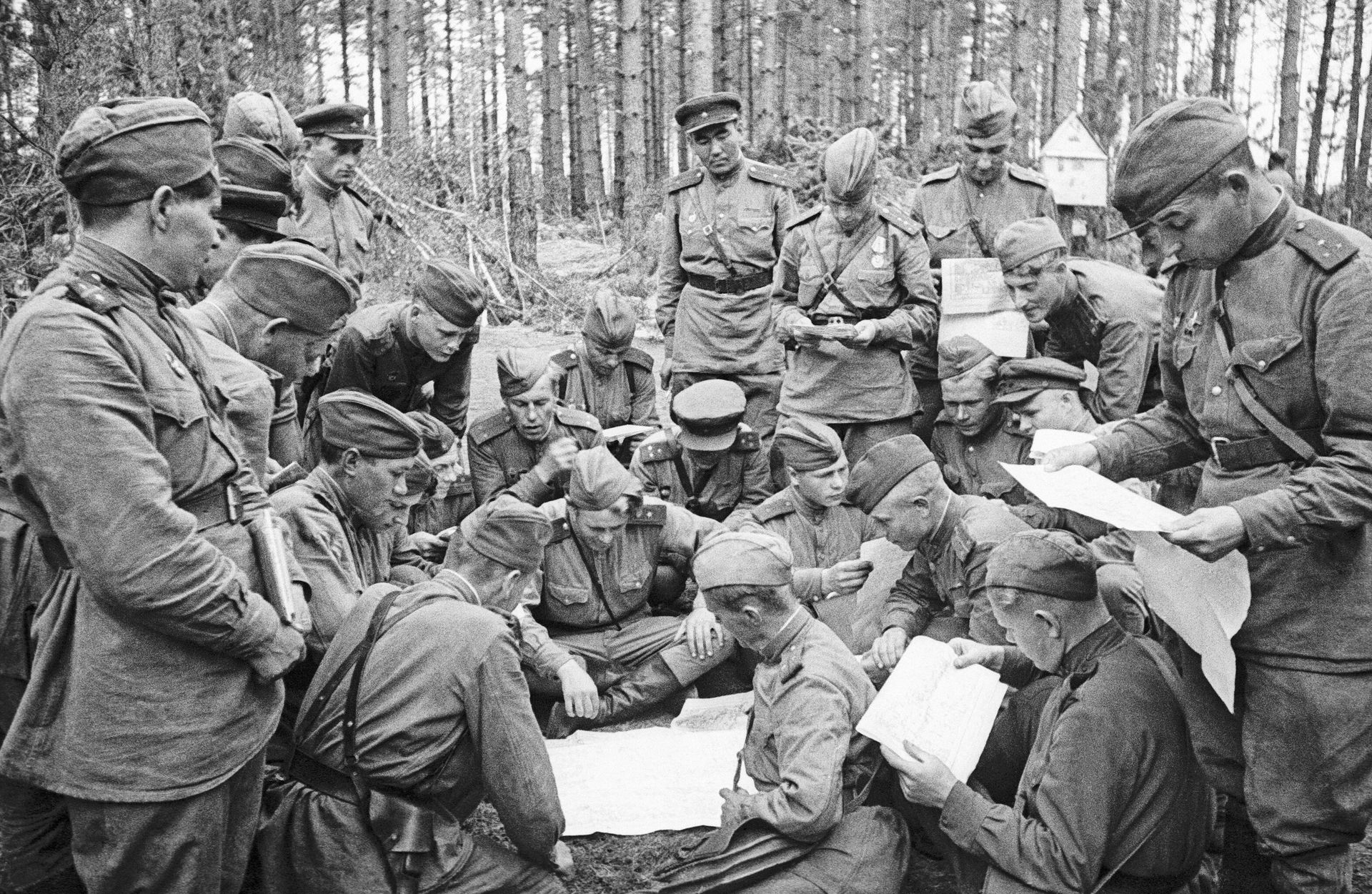 Великая Отечественная война 1941-1945 гг. Офицеры 1-го Белорусского фронта обсуждают поставленную командиром батальона боевую задачу - РИА Новости, 1920, 22.06.2026