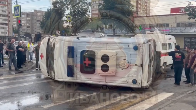 Последствия столкновения скорой помощи и легкового автомобиля в Иваново