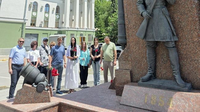 Украинские переселенцы в Крыму на церемония возложения цветов к памятнику народному ополчению в Симферополе