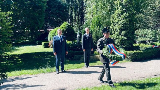 Церемония возложения венка и цветов к памятнику Русский монумент в Копенгагене, Дания
