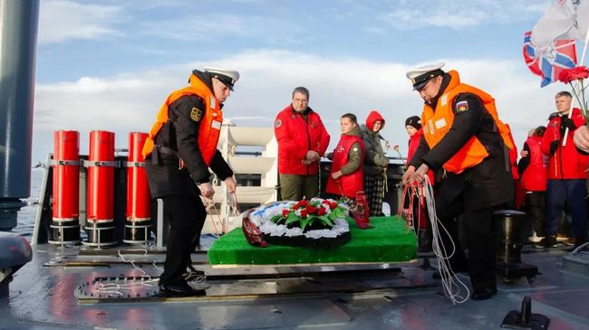 Возложение венка в память о гибели сторожевика Туман в Баренцевом море