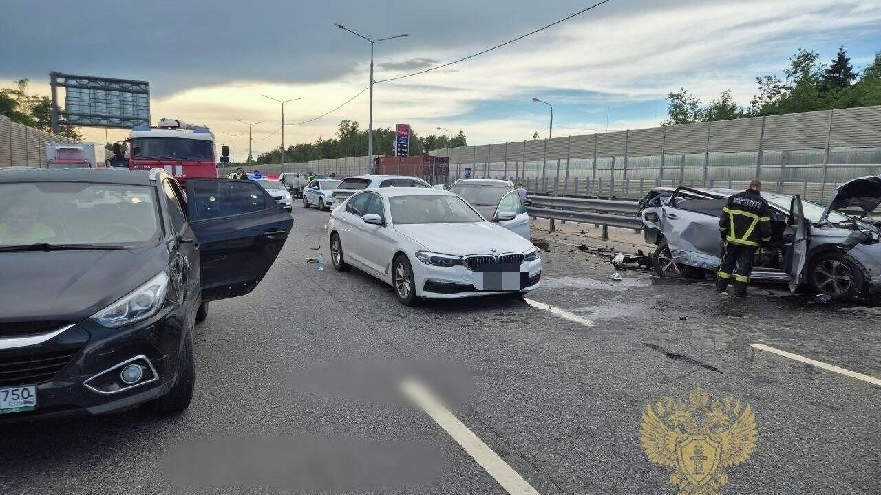 Последствия массового ДТП на трассе М-9 Балтия в Подмосковье Последствия массового ДТП на трассе М-9 Балтия в Подмосковье - РИА Новости, 1920, 22.06.2026