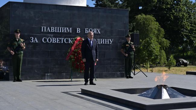 Глава Адыгеи Мурат Кумпилов на церемонии возложения цветов к Вечному огню в Майкопе в честь Дня памяти и скорби