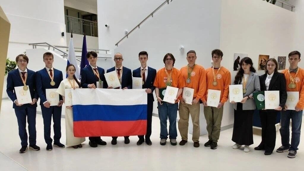 Российские школьники, завоевавшие золотые медали по биологии на международной олимпиаде - РИА Новости, 1920, 23.06.2026