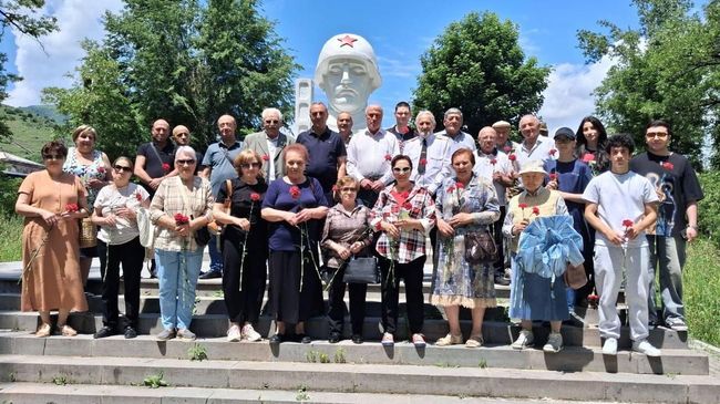 Акция по благоустройству братской могилы советских солдат в Ванадзоре