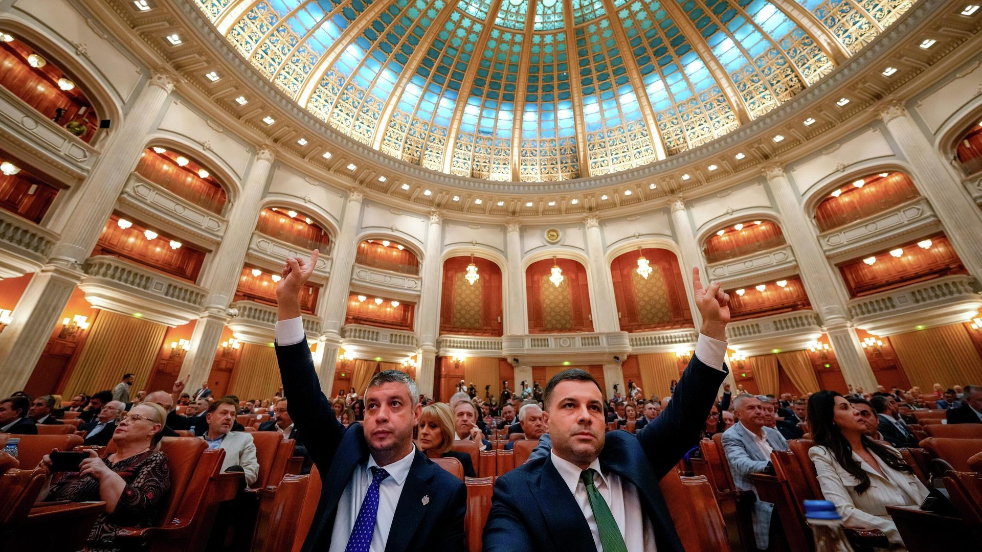 Румынские парламентарии на заседании парламента в Бухаресте. 22 июня 2026 Румынские парламентарии на заседании парламента в Бухаресте. 22 июня 2026 - РИА Новости, 1920, 22.06.2026