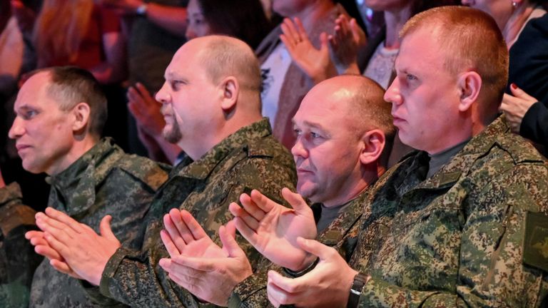 Военнослужащие на показе ледового спектакля Татьяны Навки Дневник памяти в рамках благотворительного вечера для семей военнослужащих и ветеранов СВО Военнослужащие на показе ледового спектакля Татьяны Навки Дневник памяти в рамках благотворительного вечера для семей военнослужащих и ветеранов СВО