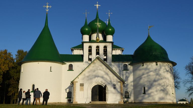 Туристы возле храма-памятника Сергия Радонежского на Красном Холме в Тульской области