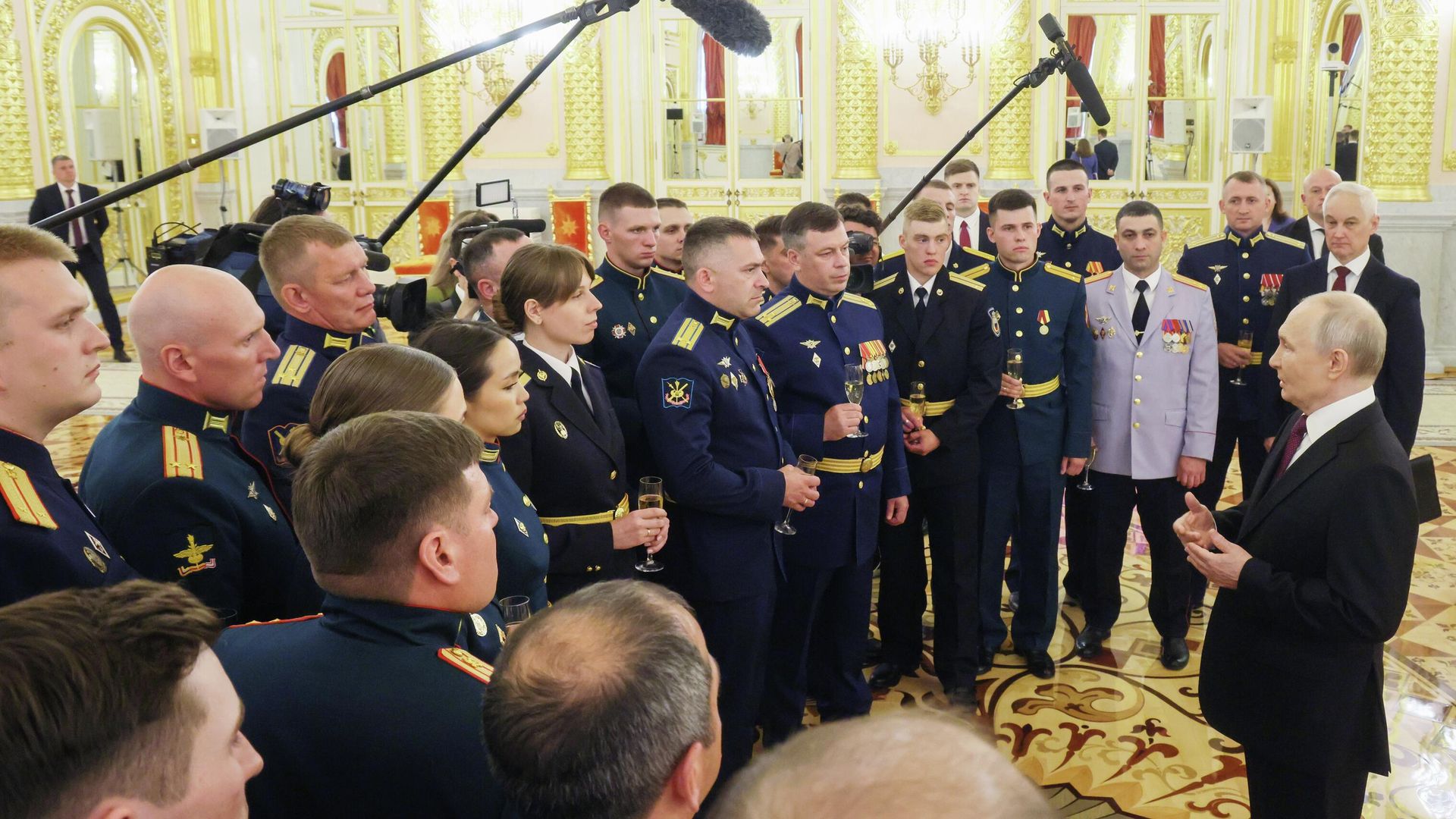 Президент РФ Владимир Путин выступает на встрече с выпускниками вузов силовых ведомств. 23 июня 2026 Президент РФ Владимир Путин выступает на встрече с выпускниками вузов силовых ведомств. 23 июня 2026 - РИА Новости, 1920, 23.06.2026