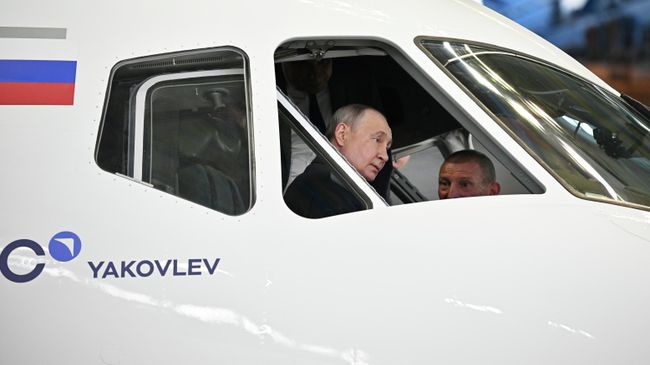 Владимир Путин в кабине пилота российского ближнемагистрального пассажирского самолета Суперджет-100 в ангаре Лётно-исследовательского института имени М. М. Громова в Жуковском
