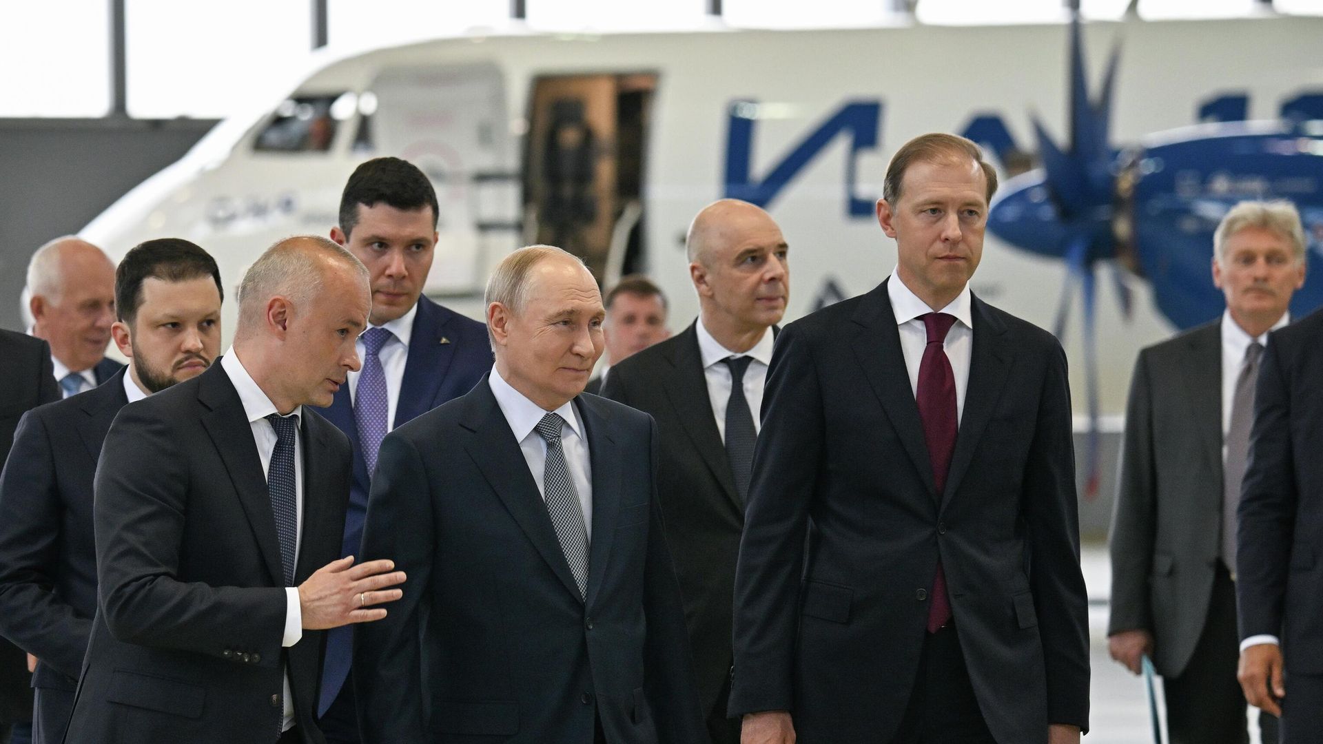 Президент РФ Владимир Путин осматривает образцы новых российских самолетов в ангаре Лётно-исследовательского института имени М. М. Громова в Жуковском Президент РФ Владимир Путин осматривает образцы новых российских самолетов в ангаре Лётно-исследовательского института имени М. М. Громова в Жуковском - РИА Новости, 1920, 24.06.2026