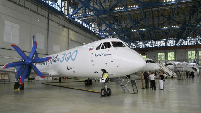 Ил-114-300 в ангаре аэропорта Жуковский