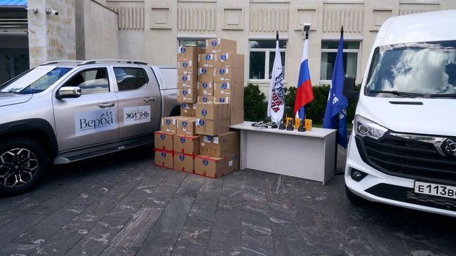 Единая Россия и фонд Наша правда передали средства радиосвязи бойцам группировки Центр и автомобили волонтерским организациям