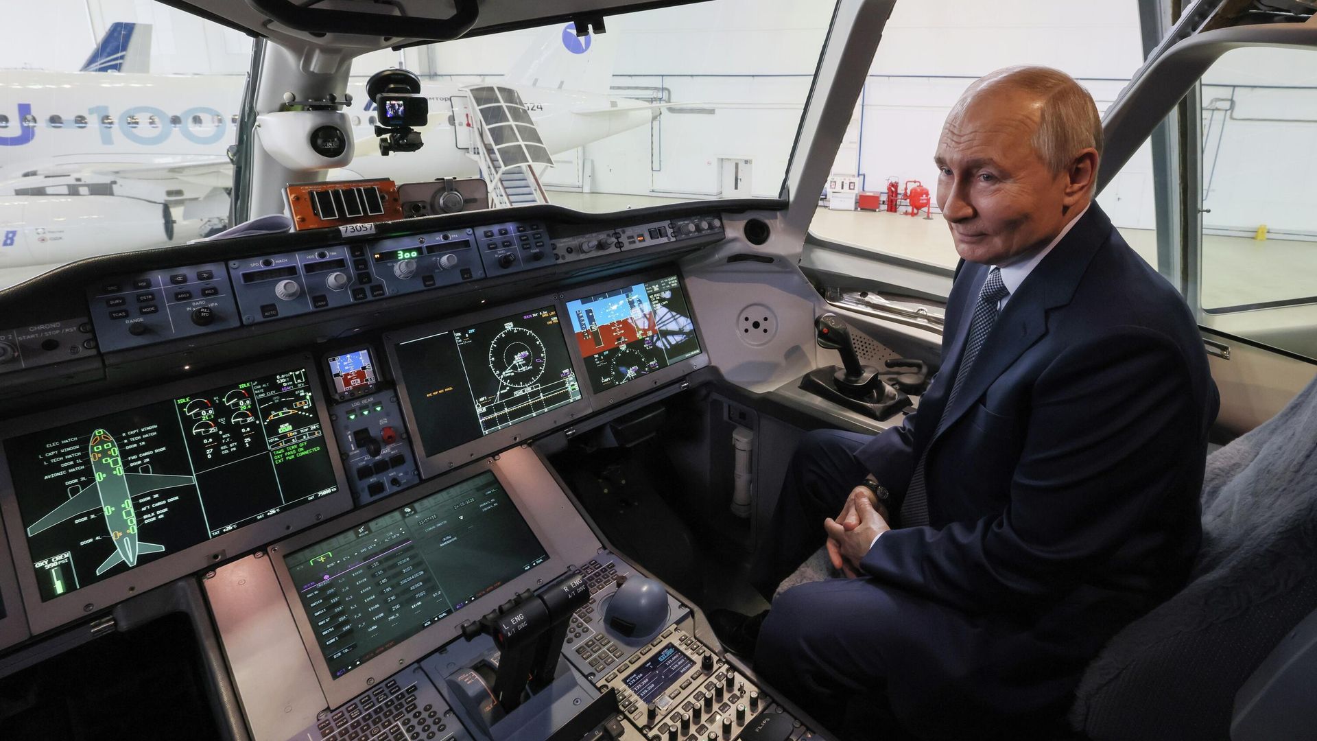 Президент РФ Владимир Путин в кабине пилота российского среднемагистрального пассажирского самолета МС-21-300 Президент РФ Владимир Путин в кабине пилота российского среднемагистрального пассажирского самолета МС-21-300 - РИА Новости, 1920, 24.06.2026
