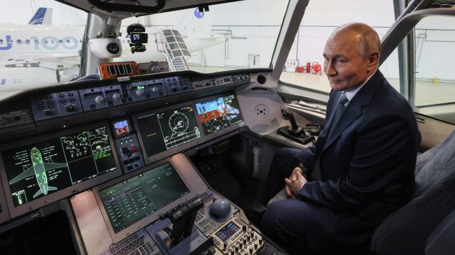 Президент РФ Владимир Путин в кабине пилота российского среднемагистрального пассажирского самолета МС-21-300