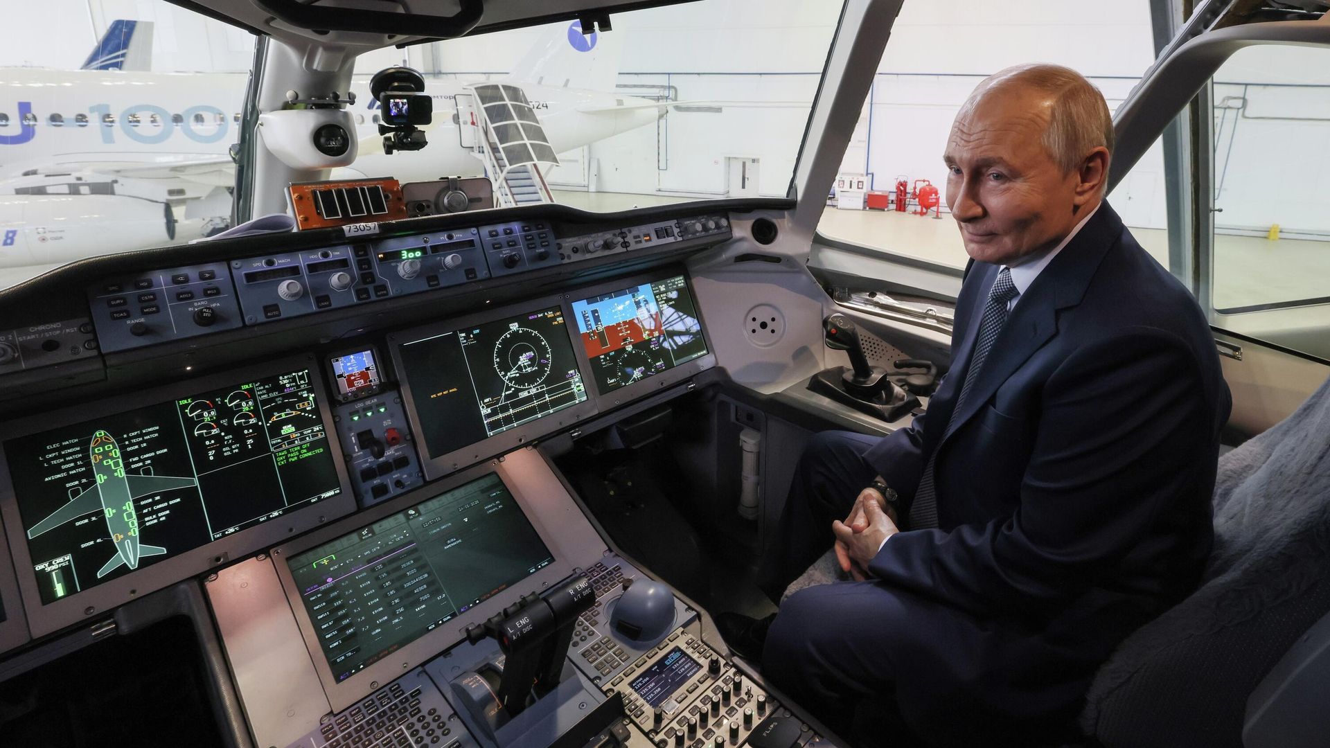 Президент РФ Владимир Путин в кабине пилота российского среднемагистрального пассажирского самолета МС-21-300 - РИА Новости, 1920, 24.06.2026