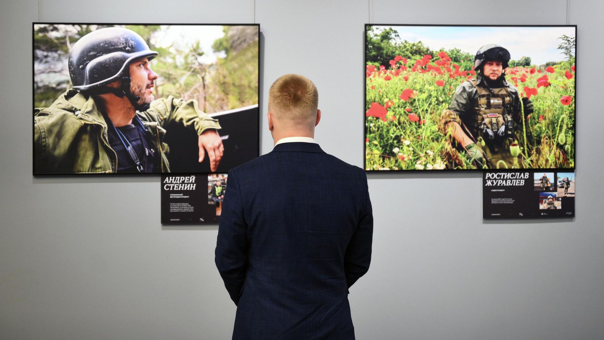Посетитель на открытии фотовыставки к 85-летию Совинформбюро На передовой в Музее Победы в Москве - РИА Новости, 1920, 24.06.2026