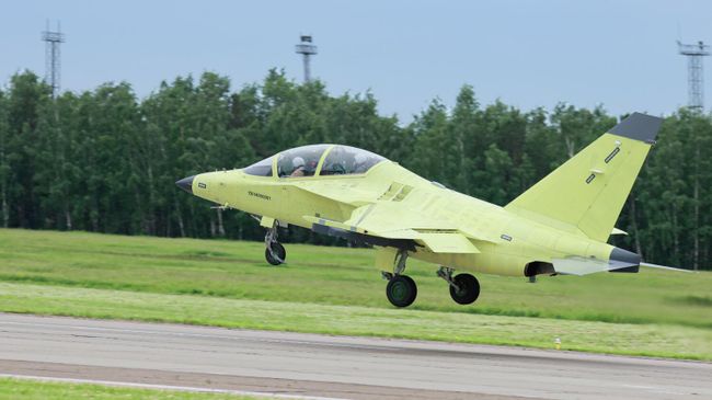 Новый российский учебно-боевой самолет Як-130М совершил первый полет на Иркутском авиационном заводе