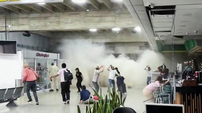 Люди в аэропорту Венесуэлы Майкетия во время землетрясения Люди в аэропорту Венесуэлы Майкетия во время землетрясения
