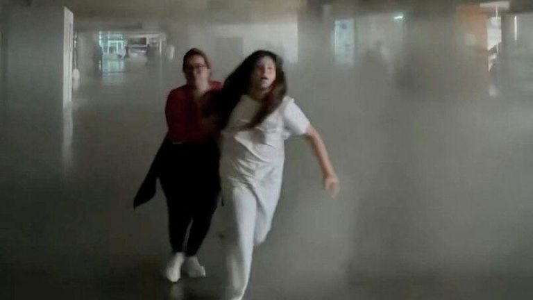 Люди в аэропорту Венесуэлы Майкетия во время землетрясения Люди в аэропорту Венесуэлы Майкетия во время землетрясения