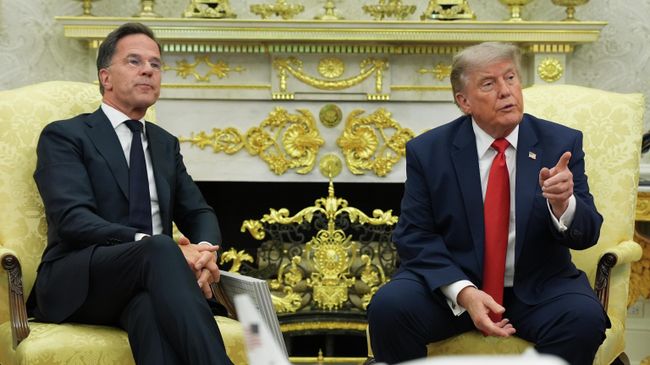 Президент США Дональд Трамп и генеральный секретарь НАТО Марк Рютте во время встречи в Овальном кабинете