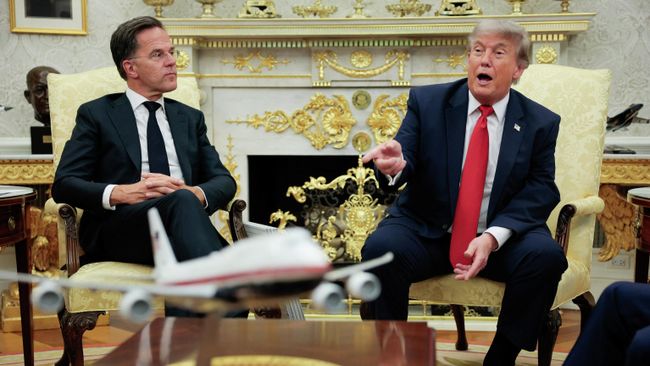 Президент США Дональд Трамп и генеральный секретарь НАТО Марк Рютте во время встречи в Овальном кабинете