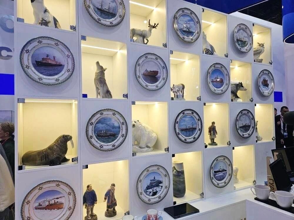 Стенд Императорского фарфорового завода на ПМЭФ-2026  - РИА Новости, 1920, 25.06.2026