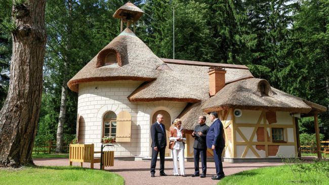 Заместитель председателя Совета безопасности РФ, председатель партии Единая Россия Дмитрий Медведев во время посещения павильона Старое шале Государственного музея-заповедника Павловск в Санкт-Петербурге. 25 июня 2026