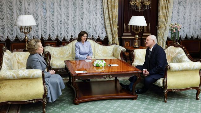 Президент Белоруссии Александр Лукашенко и председатель Совета Федерации Валентина Матвиенко во время встречи в Минске. 25 июня 2026